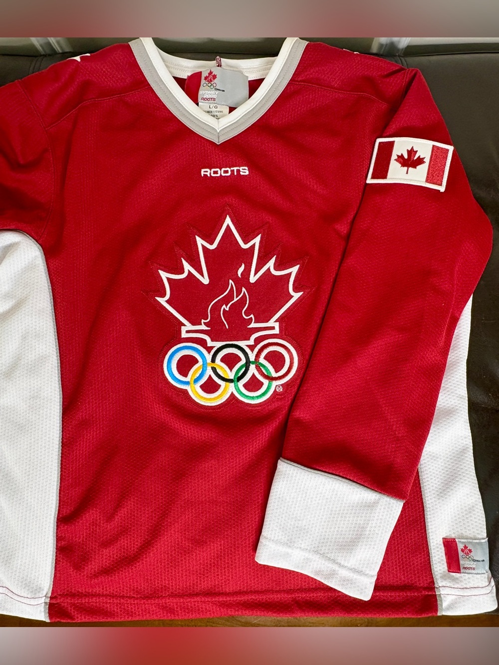 Vintage Roots Team Canada Women’s Sydney 2000 Olympics Hockey Jersey - Picture 6 of 7